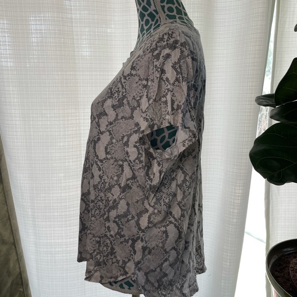 H&M Snakeprint Gray T Shirt - Picture 4 of 9